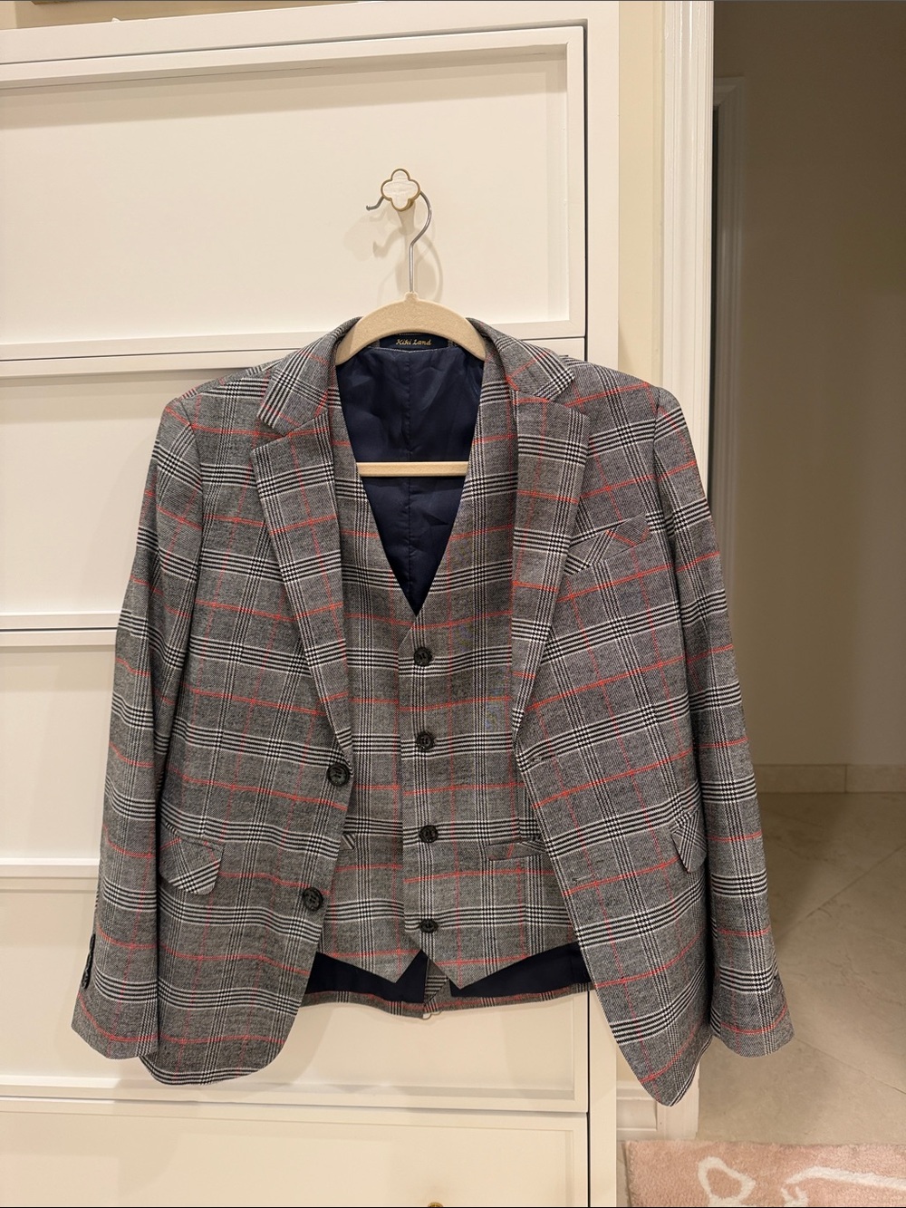 Classic Young Men Glen Plaid Three-Piece Suit Jacket in Gray with Red Windowpane